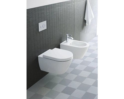 Wandhängendes WC und Bidet im modernen Badezimmer mit Fliesen