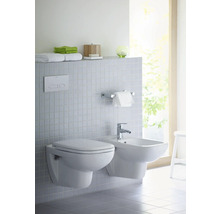 Modernes Badezimmer mit wandhängendem WC und Bidet vor einer gefliesten Wand.