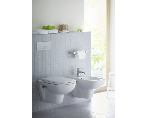 Modernes Badezimmer mit wandhängendem WC und Bidet vor einer gefliesten Wand.