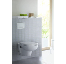 Modernes Badezimmer mit Hänge-WC, Spülkasten und Ablagefläche für Handtücher und Badaccessoires.