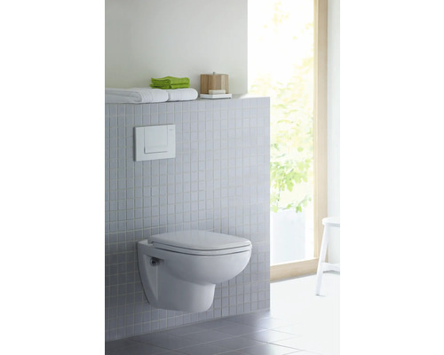Modernes Badezimmer mit Hänge-WC, Spülkasten und Ablagefläche für Handtücher und Badaccessoires.