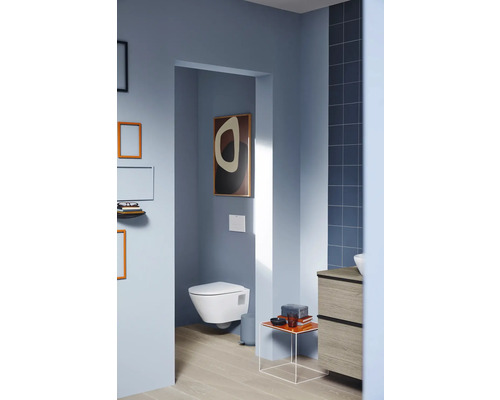 Badezimmer mit Wand-WC, Waschtisch und Dekoartikeln für eine moderne Einrichtung