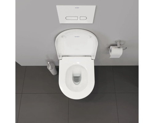 Aufnahme von oben einer Toilette mit Spülkasten, Toilettenpapierhalter und Toilettenbürste