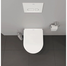 Aufnahme von oben einer Toilette mit Toilettenbürste, Papierhalter und Spülkasten