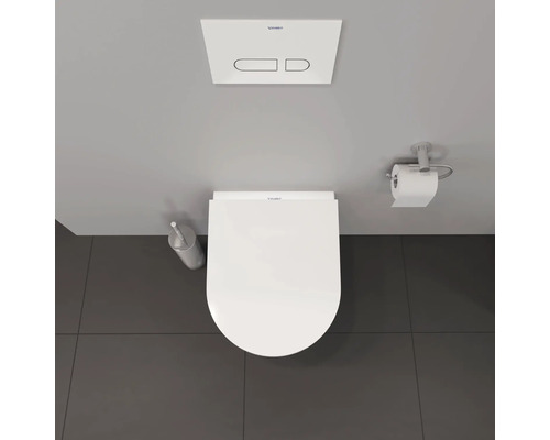 Aufnahme von oben einer Toilette mit Toilettenbürste, Papierhalter und Spülkasten