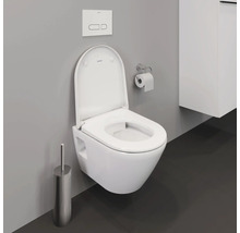 Wandhängendes WC mit offenem Deckel, Spülkasten und Toilettenbürste