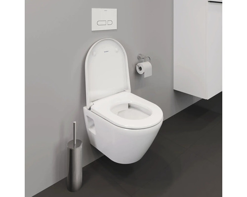 Wandhängendes WC mit offenem Deckel, Spülkasten und Toilettenbürste