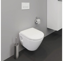 Wandhängendes WC mit Toilettenbürste und Papierhalter in einem Badezimmer.
