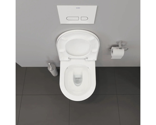 Aufnahme von oben einer Toilette mit Spülkasten, Toilettenpapierhalter und WC-Bürste