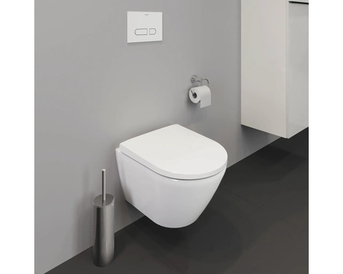 Wandhängendes WC mit Toilettenbürste und Papierhalter