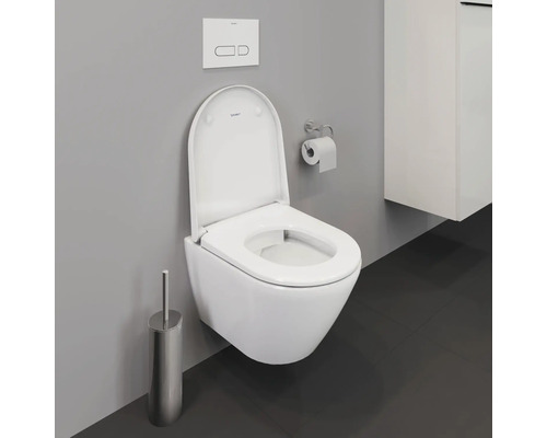 Wand-Tiefspülklosett mit offenem Spülrand, Toilettenbürste und Betätigungsplatte im modernen Badezimmer