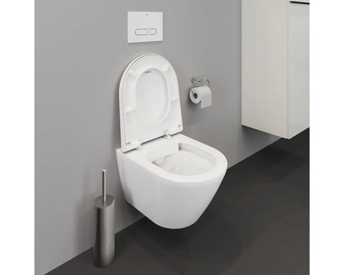 Wandhängendes WC mit offenem Spülrand und Toilettenbürste