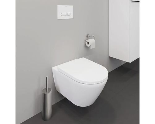 Wandhängendes WC mit Toilettenpapierhalter und Toilettenbürste
