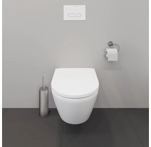 Wandhängendes Tiefspülklosett mit Betätigungsplatte, Toilettenpapierhalter und WC-Bürstengarnitur in einem Badezimmer.