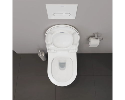 Aufnahme von oben einer Toilette mit offenem Deckel, Toilettenbürste, Toilettenpapierhalter und Duravit Logo.