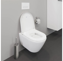 Wand-Tiefspülklosett mit offenem Spülrand und WC-Bürstengarnitur im Badezimmer