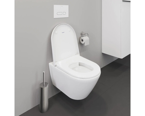 Wand-Tiefspülklosett mit offenem Spülrand und WC-Bürstengarnitur im Badezimmer
