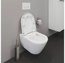 Wandhängendes WC mit offenem Deckel, Betätigungsplatte, Toilettenpapierhalter und Toilettenbürste