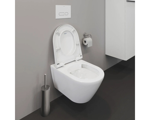 Wandhängendes WC mit offenem Deckel, Betätigungsplatte, Toilettenpapierhalter und Toilettenbürste