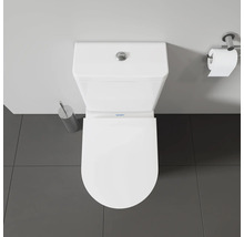 Aufnahme von oben einer weißen Duravit Toilette mit Toilettenbürste und Toilettenpapierhalter
