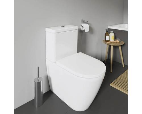 Modernes Badezimmer mit Toilette, Toilettenpapierhalter, Bürste und Hocker