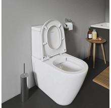 Wandhängendes Tiefspül-WC mit offenem Spülrand und WC-Sitz im Badezimmer