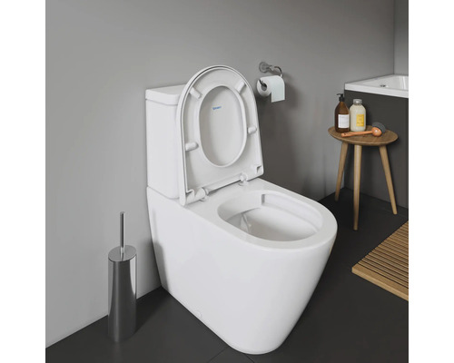 Wandhängendes Tiefspül-WC mit offenem Spülrand und WC-Sitz im Badezimmer