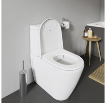 Weißes Stand-WC mit offenem Toilettendeckel im Badezimmer