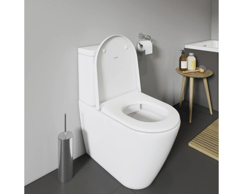 Weißes Stand-WC mit offenem Toilettendeckel im Badezimmer