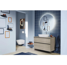 Modernes Badezimmer mit Waschtisch, Spiegel und Toilette