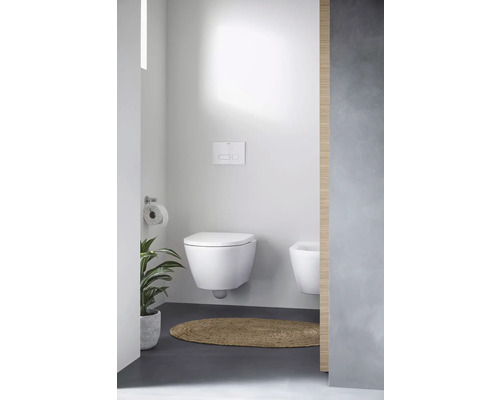 Modernes Badezimmer mit wandhängendem WC und Bidet