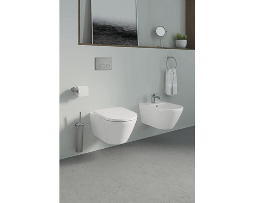 Modernes Badezimmer mit Wand-WC und Bidet