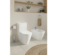Badezimmer mit Toilette, Bidet und Regalen
