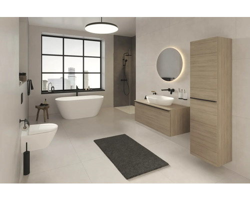 Modernes Badezimmer mit freistehender Badewanne, Waschtisch mit Aufsatzwaschbecken, beleuchtetem Spiegel und Handtuchheizkörper