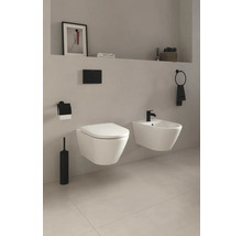 Modernes Badezimmer mit wandhängendem WC und Bidet sowie schwarzen Accessoires