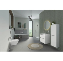 Modernes Badezimmer mit Badewanne, Waschtisch, Spiegel, Toilette und Dusche.