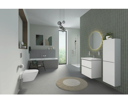 Modernes Badezimmer mit Badewanne, Waschtisch, Spiegel, Toilette und Dusche.
