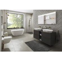 Badezimmer mit Badewanne, Waschtisch, Spiegel und Toilette