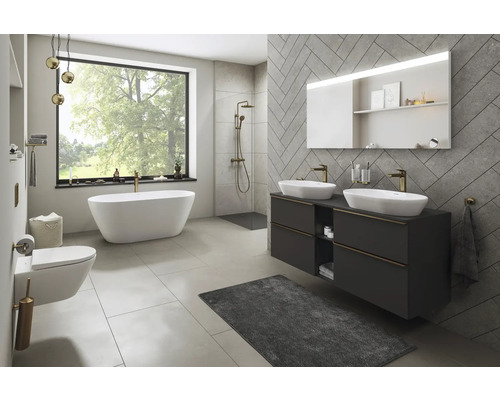 Badezimmer mit Badewanne, Waschtisch, Spiegel und Toilette