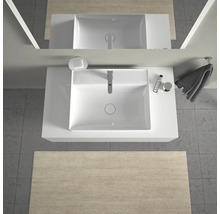 Aufsicht eines Badezimmers mit Waschbecken, Armatur, Seife, Handtuch und Kosmetikprodukten