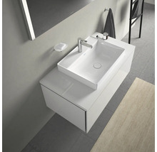 Modernes Badezimmer mit weißem Waschtisch, Aufsatzwaschbecken und Armatur