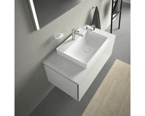 Modernes Badezimmer mit weißem Waschtisch, Aufsatzwaschbecken und Armatur