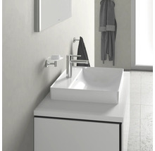 Waschtisch mit Armatur, Seifenschale und Handtuchhalter im Badezimmer