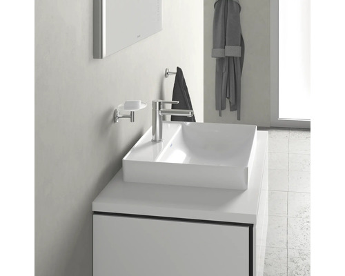 Waschtisch mit Armatur, Seifenschale und Handtuchhalter im Badezimmer