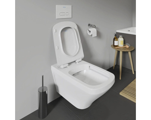 Wandhängendes WC mit offenem Spülrand und WC-Sitz in einem Badezimmer