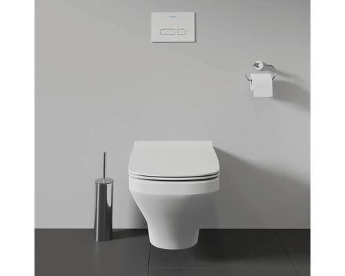 Wandhängendes WC mit Toilettenbürste, Toilettenpapierhalter und Betätigungsplatte