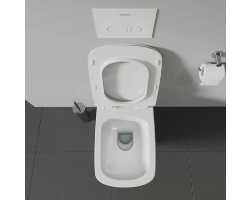 Aufnahme einer Toilette mit offenem Toilettendeckel, Spülkasten und Toilettenpapierhalter