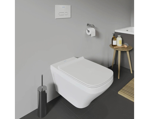 Wandhängendes WC mit Toilettenpapierhalter, Spültaste, WC-Bürste und Hocker im Badezimmer