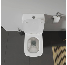 Aufnahme von oben einer Toilette mit offenem Deckel