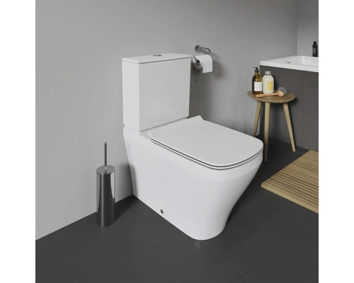 Weißes Stand-WC mit Spülkasten in einem Badezimmer